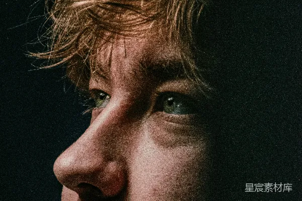 高清摄影 一个脸上带着严肃表情的人的特写镜头