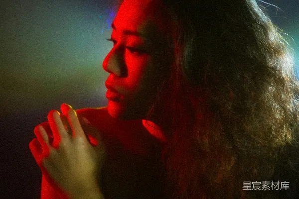 高清摄影 黑色上衣的女人带着红色口红