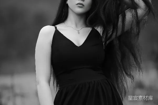 高清摄影 一头长发的女子站在田野中