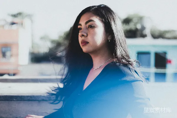 高清摄影 一头长发的女子坐在地上。
