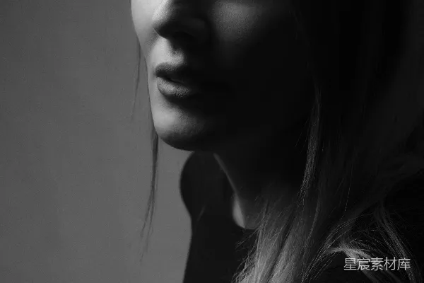 高清摄影 一个女人长发的黑白照片