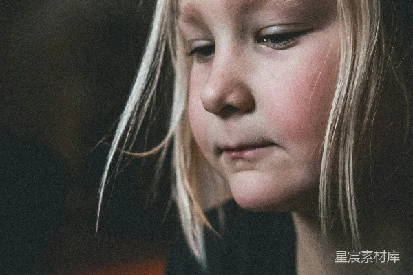 高清摄影 一个小女孩手持着手机