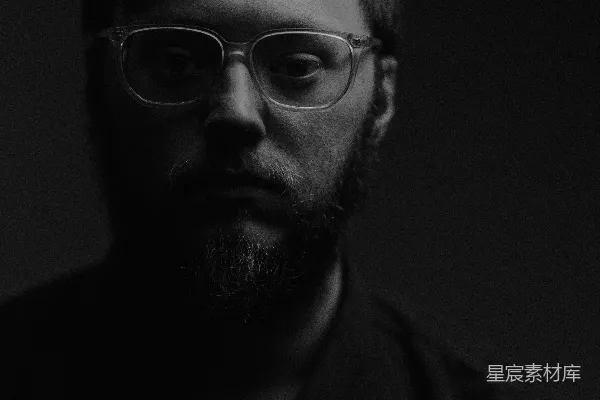 高清摄影 一个留着胡子并戴着眼镜的男人