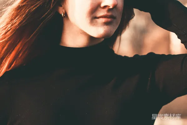 高清摄影 留着长红发的女子正在拍照。