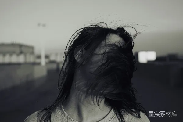 高清摄影 一个女人的头发在风中飘动