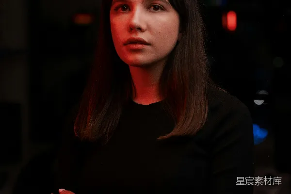 高清摄影 一个女人站在黑暗的房间里双臂交叉
