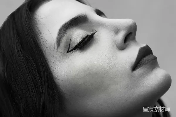高清摄影 一个女人闭着眼睛的黑白照片