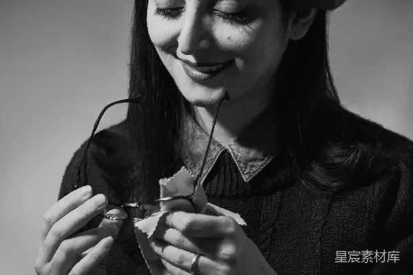 高清摄影 一个女人戴着帽子，手里拿着什么东西。