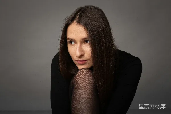 高清摄影 一名女子穿着黑色上衣在拍照。