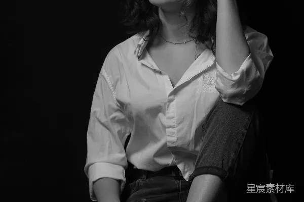 高清摄影 一张黑白照片中一位女士坐在地板上
