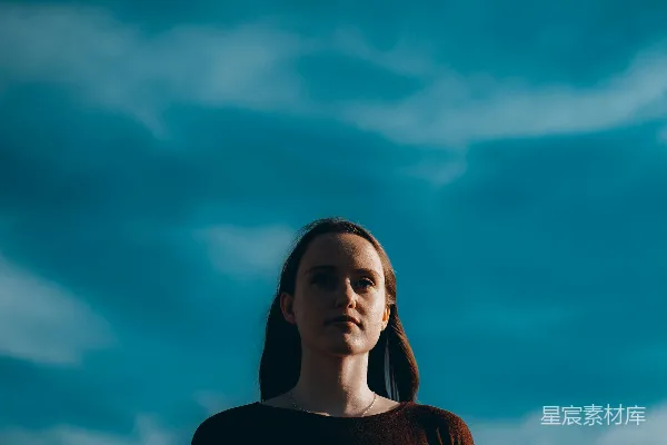 高清摄影 黑色长袖衬衫的女人在蓝天下白天的景象