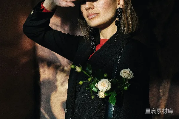 高清摄影 站立的女人用手遮面