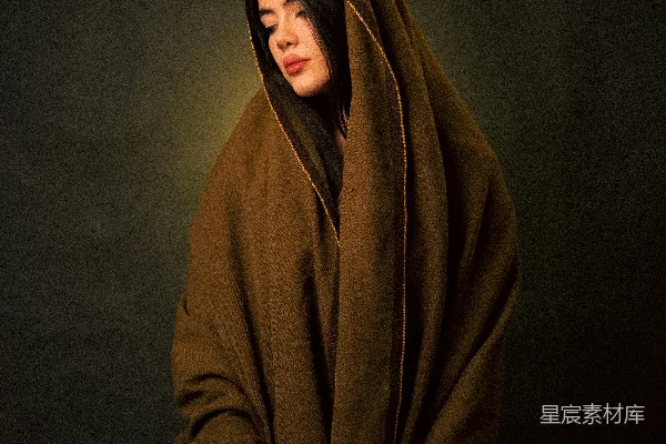 高清摄影 一个穿着棕色长袍的女人坐在凳子上