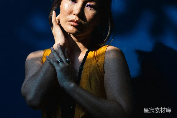 高清摄影 黑色紧身上衣的女人