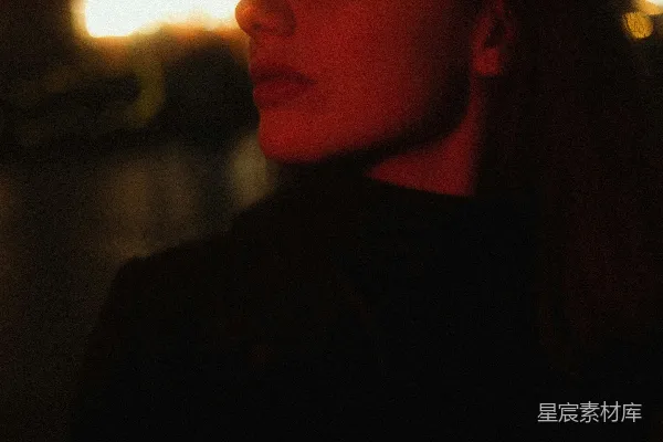 高清摄影 一个女人站在城市的夜晚前