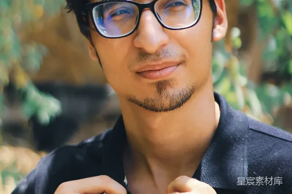 高清摄影 一个戴眼镜的男人穿着黑色上衣