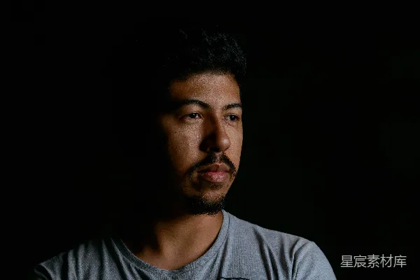 高清摄影 一个穿灰色上衣的男人正在看着镜头