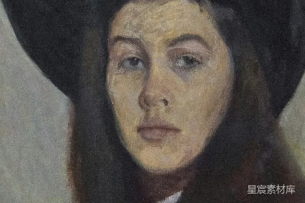 高清摄影 戴着宽檐帽的妇女正朝前看。