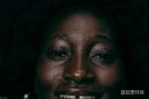 高清摄影 一个戴着珍珠项链的黑人女性