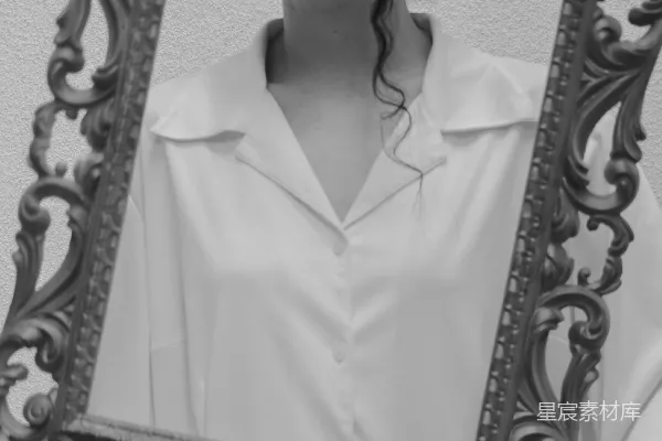 高清摄影 女人手持镶嵌精美的镜框靠近面部