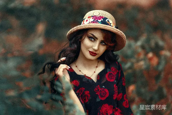 高清摄影 戴着帽子的女人正在拍照。