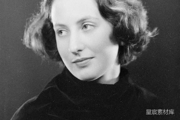 高清摄影 一位女性侧脸的黑白肖像，正在躲避视线。