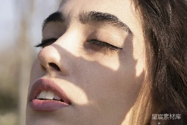 高清摄影 一个女人闭上眼睛的特写镜头