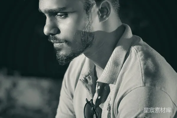 高清摄影 白色圆领 Polo 衫的男人