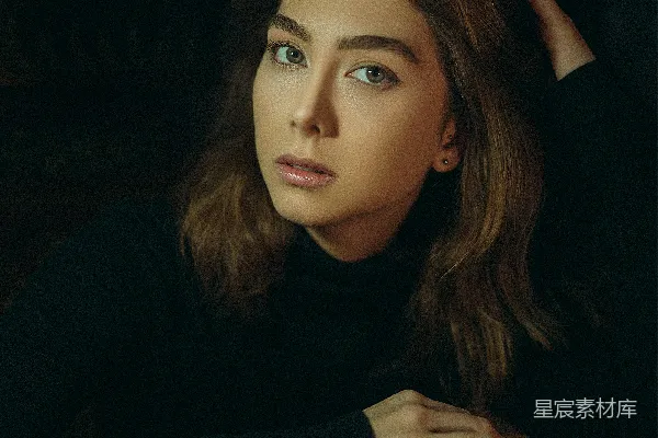 高清摄影 长发女子坐在一张桌子旁。