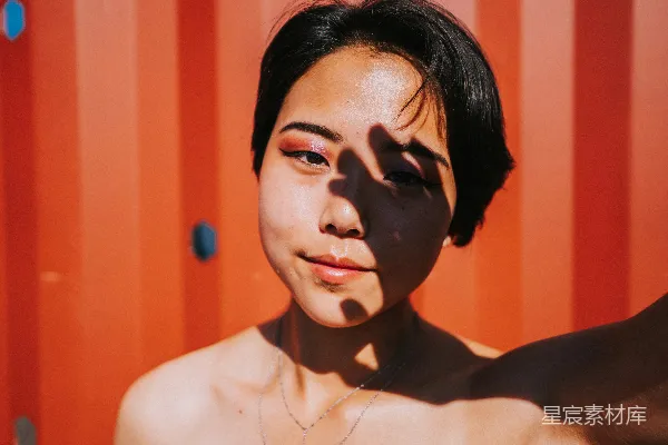 高清摄影 脸上带着影子的女人