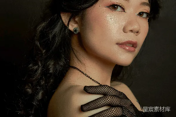 高清摄影 一个穿着黑色裙子和戴着黑色手套的女人