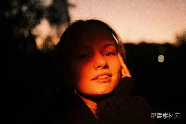 高清摄影 一个年轻女孩正用手捂住自己的耳朵。