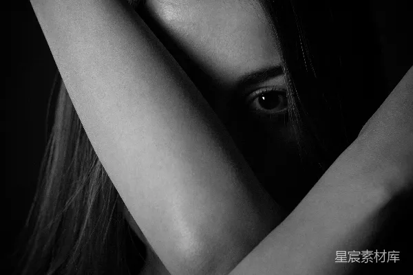 高清摄影 一个女人手臂环绕着自己的头部