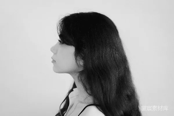 高清摄影 一位长发女子的黑白照片