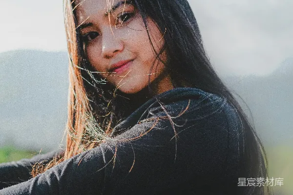 高清摄影 一头长发的女人坐在地上。