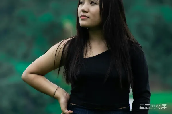 高清摄影 一个女人站在草地上，双手叉腰