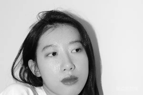 高清摄影 黑白照片中的一个女子