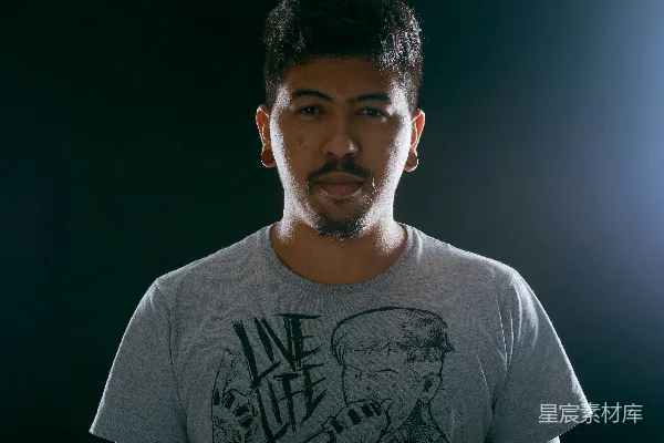 高清摄影 留胡子的男人穿着一件上面印有另一男人图片的T恤衫