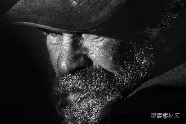 高清摄影 黑色帽子男子的黑白摄影