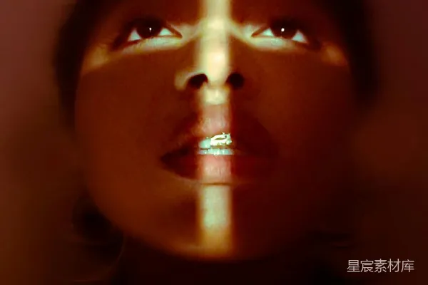 高清摄影 一张女人的脸旁有一个模糊的背景。