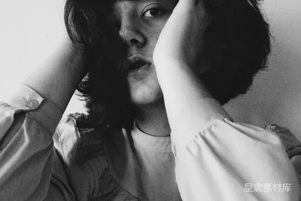 高清摄影 一个女人把头发举到脸上