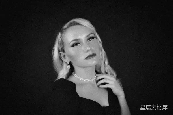 高清摄影 一位穿着黑裙的妇女黑白照片