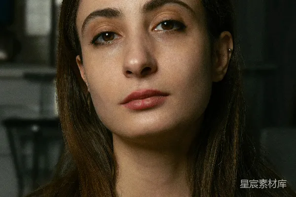 高清摄影 一头长发的女人，穿着灰色衬衫