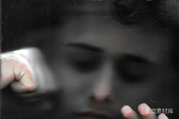 高清摄影 一个女人举手遮住她的脸