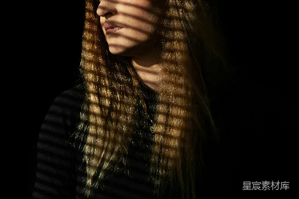 高清摄影 一个女人站在黑色背景前