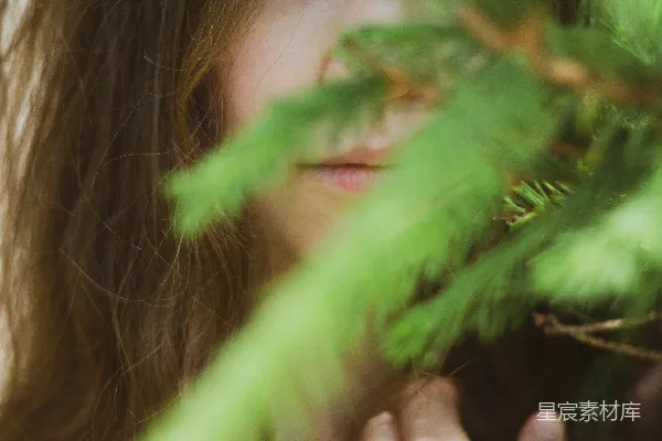 高清摄影 一个女人在吃植物。