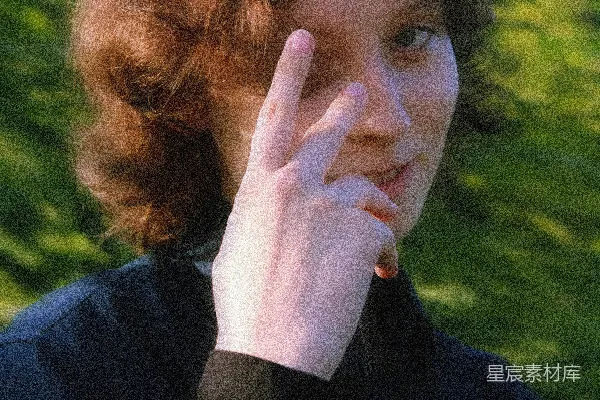 高清摄影 一个女人举着手遮住她的脸