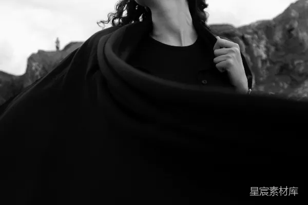高清摄影 一个穿着黑色连衣裙和戴着黑色围巾的女人