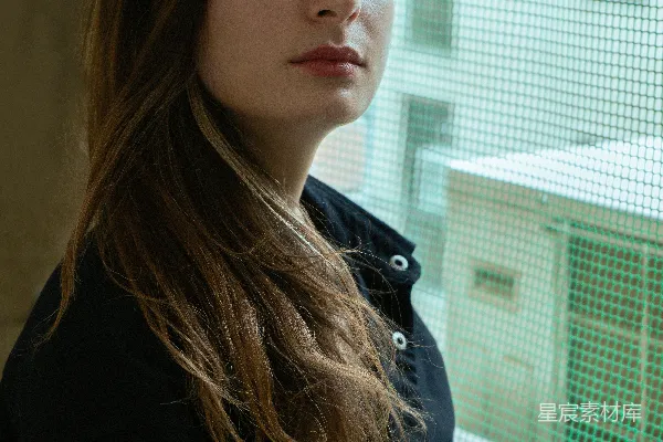 高清摄影 长发女子望着窗外