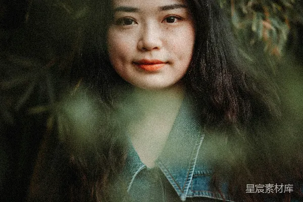 高清摄影 一个女人站在一棵树前